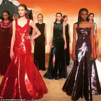 'Fashion show' yang terganggu karena sepasang kura-kura bercinta di 'catwalk'. (ruthiedarling/Instagram)