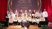 Para penerima penghargaan&nbsp;Gebyar Pujasintara: Apresiasi Pustakawan Layanan Berkinerja Terbaik dan Pemustaka Teraktif 2024. (Liputan6.com/ Dok Ist)