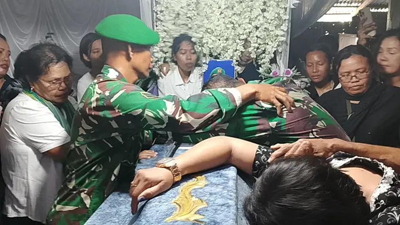 Tangis Pecah Sang Ibu di Pemakaman Prada Lucky: Mama Hancur, Nak