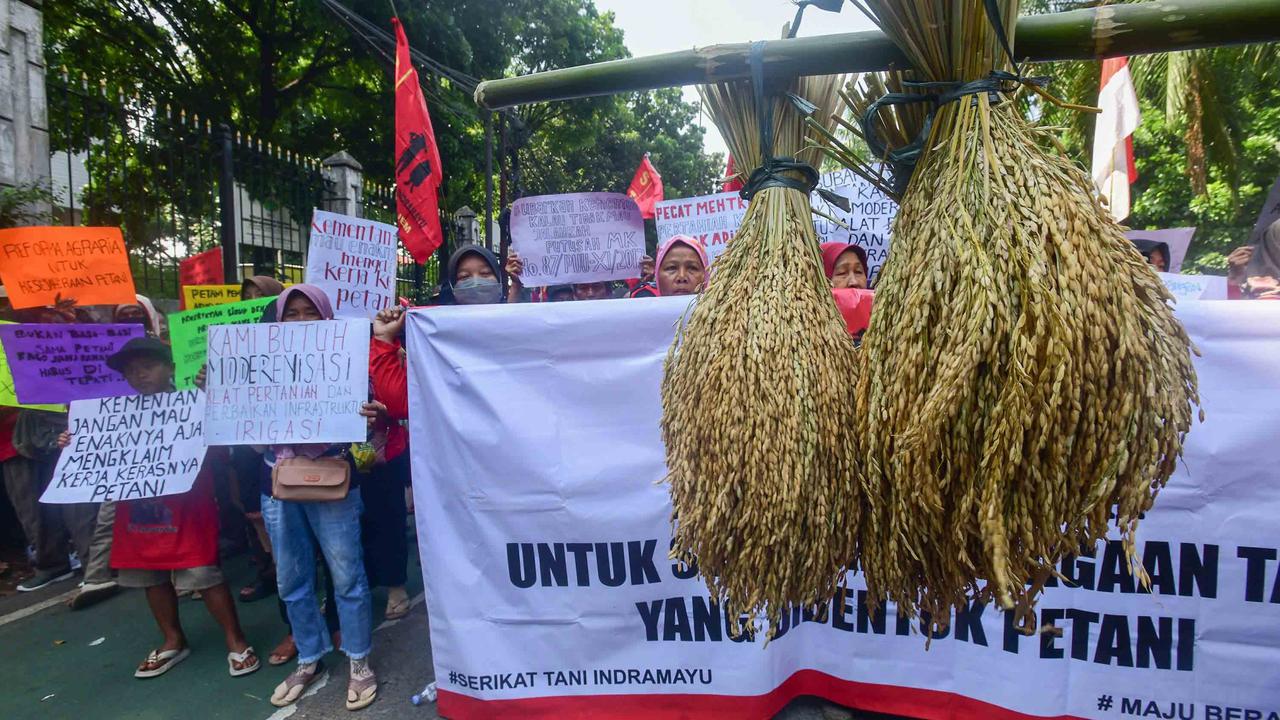 FOTO: Hari Tani Nasional, Petani Indramayu Tuntut Perbaikan Irigasi dan Modernisasi Pertanian