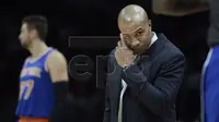 Derek Fisher, saat masih menjadi pelatih kepala New York Knicks, sedang mempersiapkan timnya sebelum menghadapi Los Angeles Clippers di Los Angeles, California, AS, 31 Desember 2014. (EPA/Paul Buck)