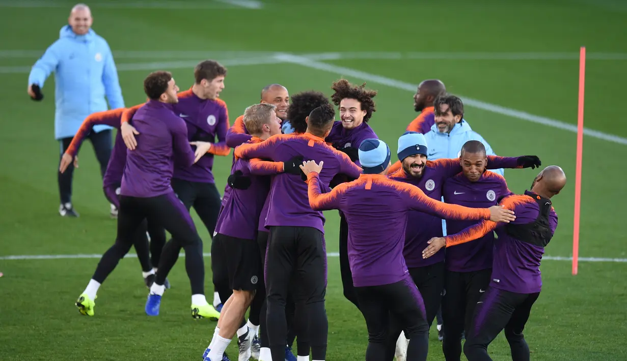 Pemain Manchester City bercanda saat mengikuti sesi pelatihan tim di City Football Academy di Manchester, Inggris (6/11). City akan bertanding melawan wakil Ukraina, Shakhtar Donetsk pada grup F Liga Champions. (AFP Photo/Oli Scarff)