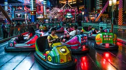 Sejumlah pengunjung bermain mobil-mobilan di Skytropolis Funland di resor Genting Highlands, Kuala Lumpur, Malaysia (30/6/2019). Genting Highlands didirikan oleh Lim Goh Tong dari Fujian, Cina pada awal tahun 1960-an. (AFP Photo/Mohd Rasfan)