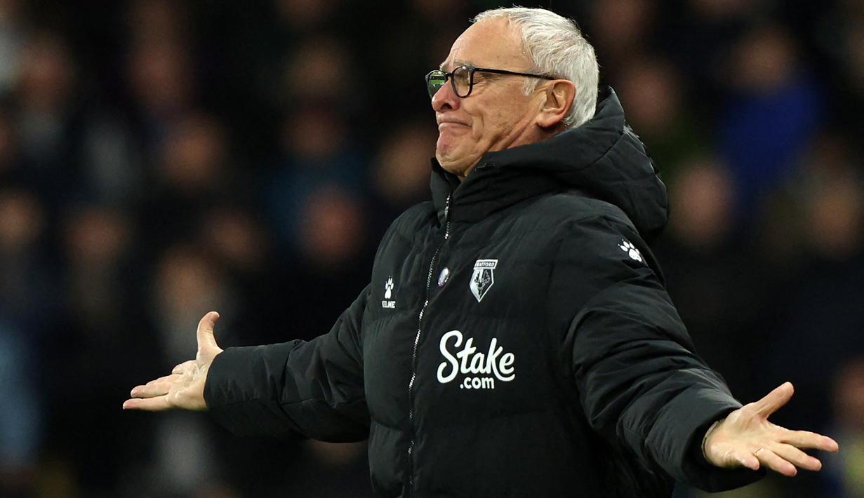 Claudio Ranieri. Pelatih asal Italia ini dipecat Watford pada 24 Januari 2022 usai menderita kekalahan dalam laga terakhirnya bersama The Hornets tiga hari sebelumnya. Watford kalah 0-3 dari Norwich, 21 Januari 2022 saat usianya menginjak 70 tahun dan 93 hari. (AFP/Adrian Dennis)
