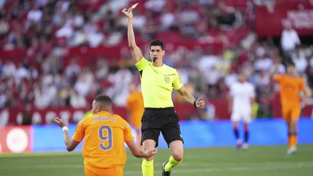 Wasit memberikan kartu merah kepada Loic Bade usai menarik Kylian Mbappe hingga terjatuh (AP Photo/Jose Breton)