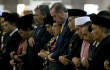 Usai jumatan di Masjid Istiqlal, Presiden Turki diajak selfie jemaah