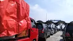 Sejumlah mobil mengantre untuk melintasi gerbang Tol Palimanan saat mudik natal, Jawa Barat, Sabtu (23/12). Memasuki libur panjang perayaan natal dan tahun baru, arus lalu lintas di gerbang tol Palimanan mulai padat. (Liputan6.com/ Gabriel Abdi Susanto)