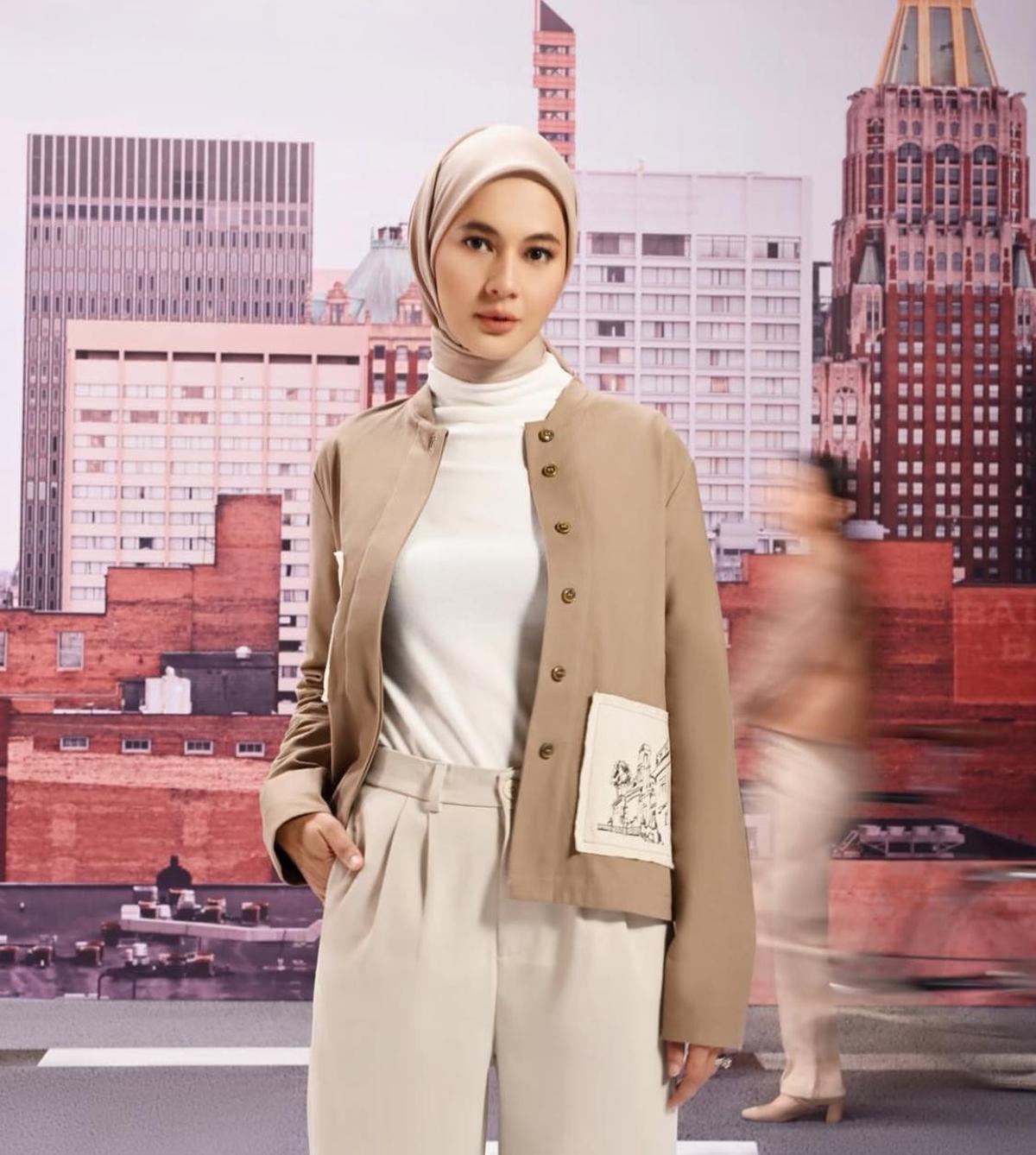 Dari Street Style ke Look Formal, Ini Inspirasi Hijab Paula Verhoeven yang Memikat