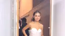 Andien tampil elegan bak dewi kenakan gaun berdetail high slit yang flowy dari Stefanie Rikie. [Foto: KLY/Adrian Utama Putra].