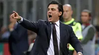 Pelatih AC Milan, Vincenzo Montella mengintruksikan para pemainnya saat berhadapan dengan Lazio pada lanjutan liga Italia di stadion San Siro, Milan, Italia, (21/9). AC Milan menang atas Lazio dengan skor 2-0. (REUTERS/Max Rossi)