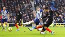 Gelandang Chelsea, Christian Pulisic, melepaskan tendangan saat melawan Brighton and Hove Albion pada laga Premier League di Stadion AMEX, Rabu (1/1/2020). Kedua tim bermain imbang 1-1. (AP/(Gareth Fuller)