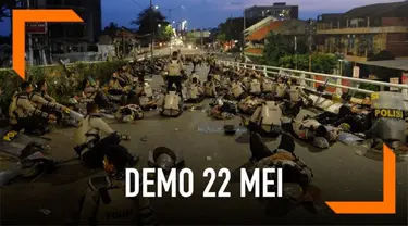 Kericuhan terus berlangsung di sekitar Flyover Slipi, polisi pun terpaksa istirahat dan salat di sekitar lokasi saat kondisi sudah mulai kondusif.