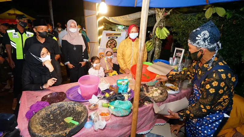 Bupati Banyuwangi Ipuk FiBupati Banyuwangi Ipuk Fiestiandani memesan rujak lanang saat meresmikan pasar rakyat. (Istimewa)estiandani Mencoba Memesan  Rujak Lanang Saat Meresmikan Pasar Rakyat. (Istimewa)