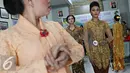 Sejumlah narapidana wanita bersiap mengikuti lomba kebaya fashion show di Rutan Pondok Bambu, Jakarta Timur, Kamis (21/4). Lomba diadakan dalam rangka memperingati Hari Kartini. (Liputan6.com/Immanuel Antonius)