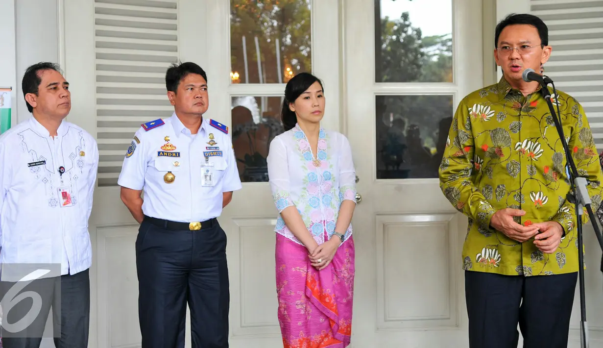 Gubernur DKI Jakarta, Basuki Tjahaja Purnama (Ahok) memberikan sambutan saat peluncuran bus Transjakarta khusus perempuan di Balaikota, Jakarta, Kamis (21/4). Ahok berharap bus tersebut bisa diakses setiap 30 menit sekali. (Liputan6.com/Yoppy Renato)