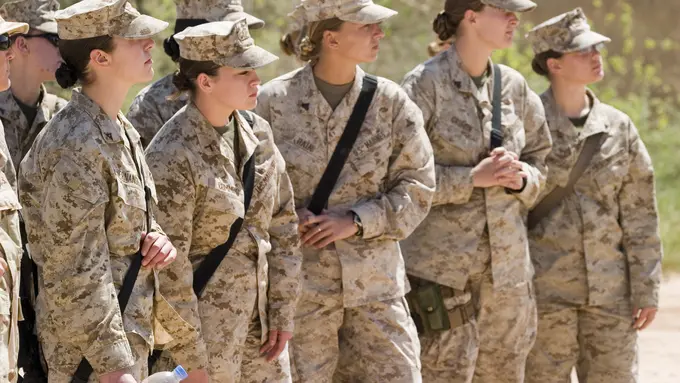 [Bintang] Tersebar Foto-foto Bugil Marinir Perempuan AS di Media Sosial