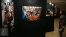 Seorang pengunjung menikmati karya-karya dalam pameran foto Yerussalem di Hotel Borobudur, Jakarta, Senin (14/12/2015). Pameran tersebut menceritakan kehidupan sehari-hari di kota suci tersebut antara umat Muslim dan Nasrani. (Liputan6.com/Faizal Fanani)