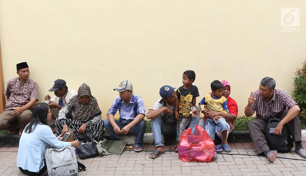 Keluarga korban tewas dalam kebakaran pabrik kembang api di Kosambi, Kabupaten Tangerang, Banten pada Kamis (26/10/2017), menunggu di sekitar Posko Ante Mortem RS Polri Sukanto Kramat Jati, Jakarta Timur, Jumat (27/10). (Liputan6.com/Immanuel Antonius)