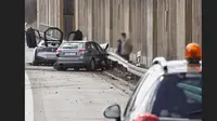 Sebuah mobil sport BMW i8 berwarna putih hancur berantakan di jalanan antara kota Chemnitz dan Stollberg, Jerman, karena kecelakaan (Foto: Bimmertoday)