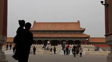 Pengunjung berjalan di Forbidden City atau Kota Terlarang di Beijing, (7/3). Kota Terlarang, merupakan istana terisolasi kaisar Qing dan Dinasti Ming China untuk tempat wisata utama yang terletak di pusat ibu kota. (AP Photo/Aijaz Rahi)