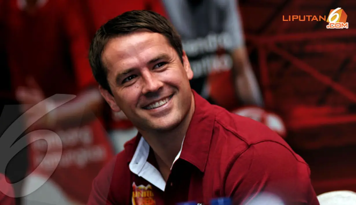 Selama sesi jumpa pers Michael Owen terlihat santai dan sesekali melempar senyum pada para pewarta (Liputan6.com/ Helmi Fithriansyah)