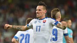 Marek Hamsik - Gelandang jangkar Timnas Slovakia ini mengoleksi 126 caps internasional bersama negaranya. Ia menjadi salah satu aktor penting ketika mengantarkan Slovakia lolos ke babak 16 besar Piala Dunia 2010, setelah membungkam Italia dalam fase grup. (Foto: AFP/Philippe Huguen)