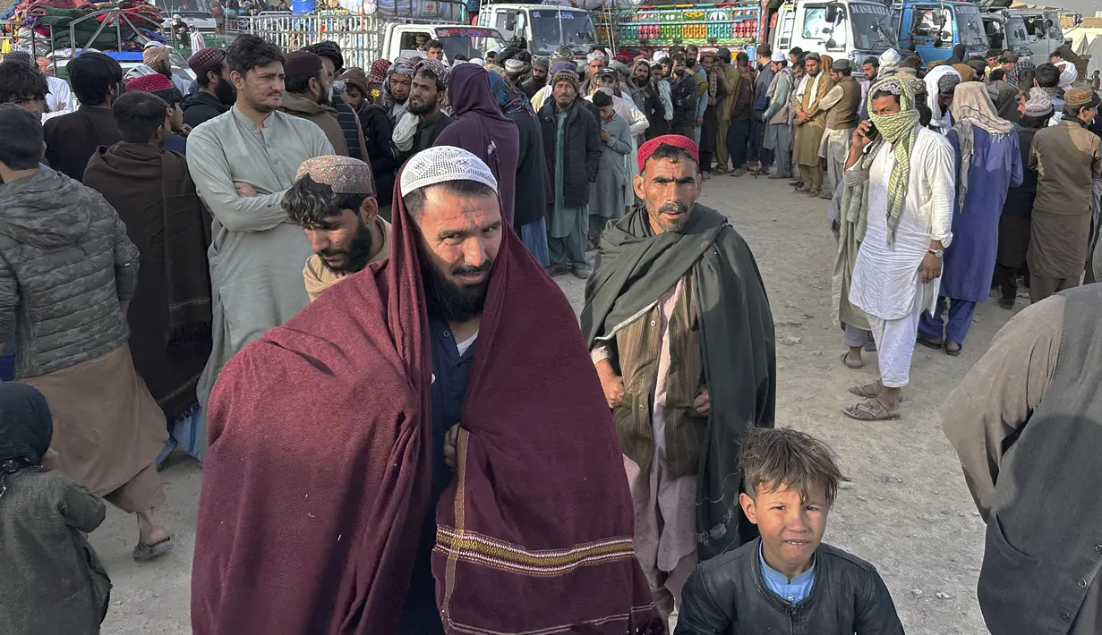 Tindakan keras tersebut telah membuat khawatir ribuan warga Afghanistan di Pakistan yang sedang menunggu relokasi ke Amerika Serikat di bawah program pengungsi khusus sejak melarikan diri dari pengambilalihan Taliban.  (AP Photo/Habibullah Achakzai)