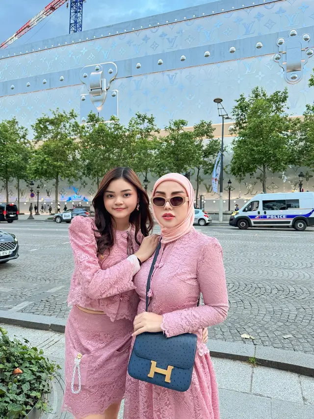7 Potret Bella Shofie Liburan ke Paris, Kompak Bareng Anak Sambung