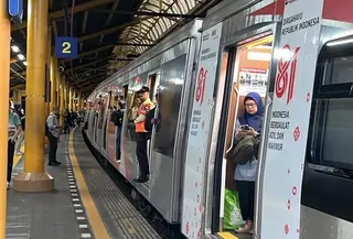 Perjalanan KRL Commuter Line lintas Bogor mengalami keterlambatan akibat tawuran warga di dekat jalur kereta api antara Stasiun Tebet dan Manggarai. (Istimewa)