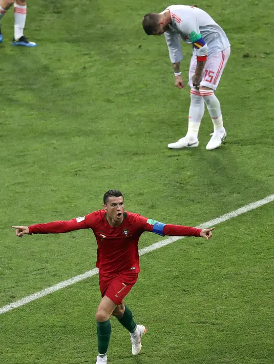 Penyerang Portugal Cristiano Ronaldo berselebrasi usai mencetak gol ke gawang Spanyol pada pertandingan grup B Piala Dunia 2018 di Stadion Fisht di Sochi, Rusia (15/6). Ronaldo mencetak hattrick di pertandingan tersebut. (AP Photo/Thanassis Stavrakis)