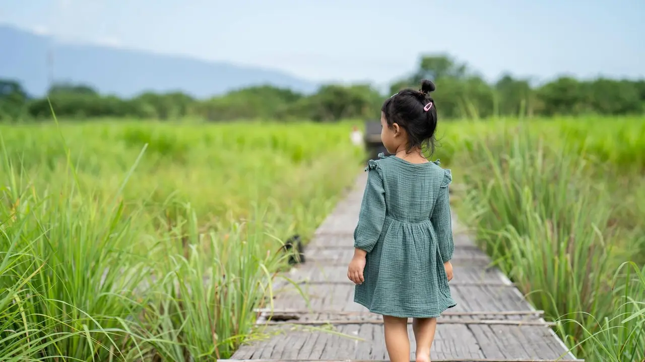 Ilustrasi anak tampak belakang (Foto: freepik/wirestock)