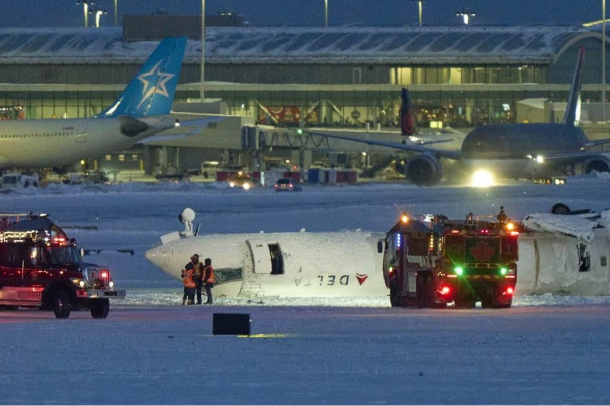Pesawat Delta Airlines terbalik saat mendarat di Bandara Toronto Kanada