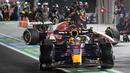 Pembalap Red Bull Racing, Max Verstappen memacu mobilnya saat keluar dari pit stop saat Formula 1 GP Las Vegas 2023 yang berlangsung di Las Vegas Street Circuit, Amerika Serikat, Minggu (19/11/2023) WIB. (AP Photo/John Locher)