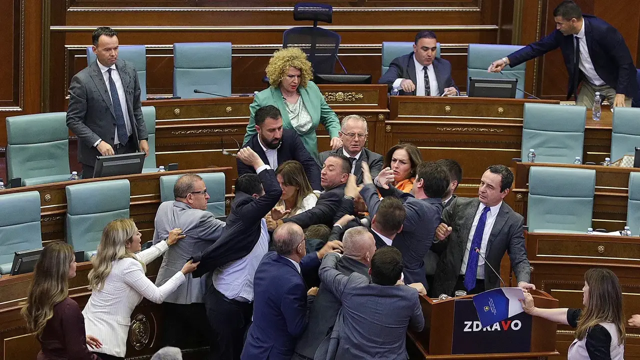 PM Kosovo Albin Kurti disiram air oleh seorang anggota parlemen.(AP)