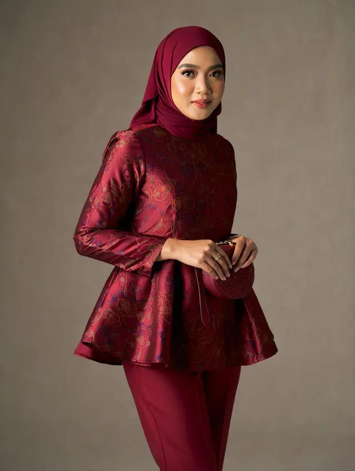 7 Model Baju Brokat Setelan Celana Panjang dengan Desain Anti Basic tapi Classy
