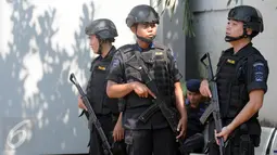 Anggota polisi bersenjata laras panjang berjaga di pintu masuk dermaga Wijayapura menuju LP Nusakambangan, Cilacap, Jateng, Kamis (28/7). 1.466 personel gabungan disiagakan untuk melakukan pengamanan eksekusi mati tahap III. (Liputan6.com/Helmi Afandi)