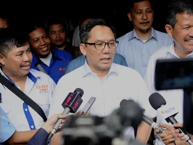 Putra mantan Gubernur DKI Jakarta Ali Sadikin, Boy Sadikin, memberikan keterangan pers dirumahnya, Jakarta, Rabu (28/9). Boy menjelaskan pertemuan dengan sejumlah pimred membahas perkembangan politik sepekan terakhir. (Liputan6.com/Gempur M Surya)