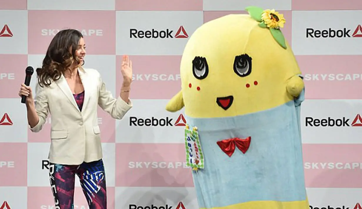 Pose lucu Miranda Kerr dengan icon Reebok. (via dailymail.co.uk)