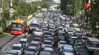 Kendaraan terjebak kemacetan di kawasan Matraman, Jakarta, Senin (13/2). (Liputan6.com/Immanuel Antonius)