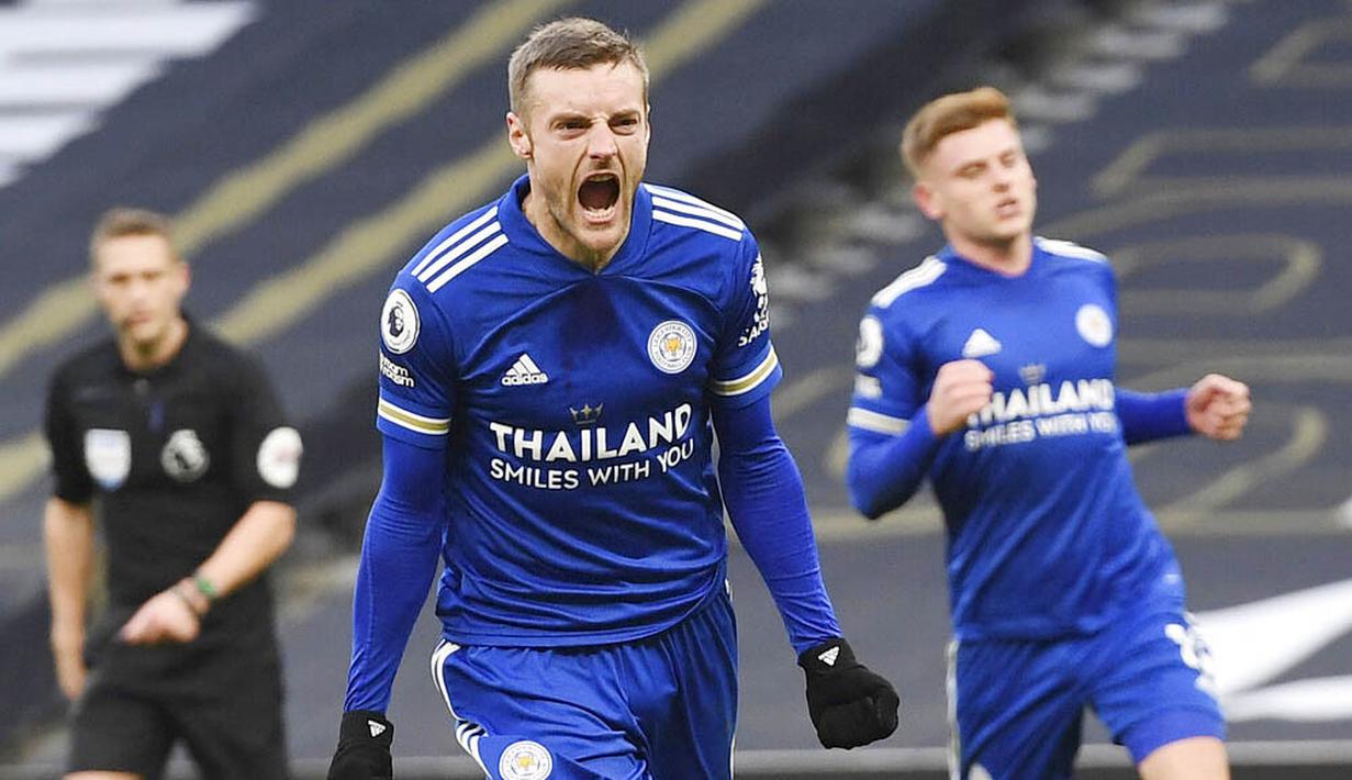 Striker Leicester City, Jamie Vardy, melakukan selebrasi usai mencetak gol ke gawang Tottenham Hotspur pada laga Liga Inggris di London, Minggu (20/12/2020). Leicester menang dengan skor 2-0. (Andy Rain/ Pool via AP)