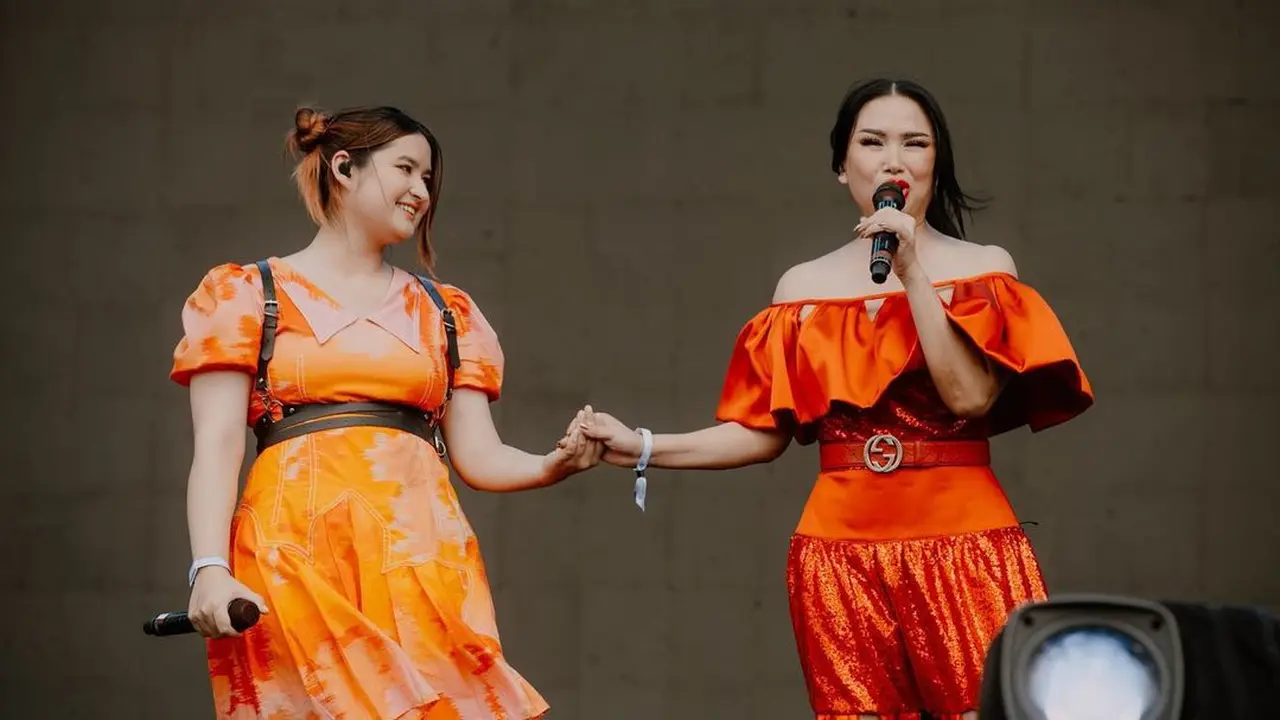6 Potret Kompak Titi DJ dan Stephanie Poetri dengan Gaun Sunset, Tuai Momen Haru di HITC Jakarta
