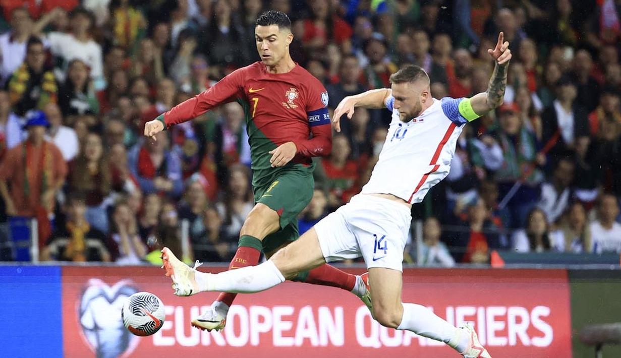 Pemain Portugal, Cristiano Ronaldo, berebut bola dengan pemain Slovakia, Milan Skriniar pada laga Kualifikasi EURO 2024 di Stadion Dragao, Sabtu (14/10/2023). Portugal menang dengan skor 3-2. (AP Photo/Luis Vieira)