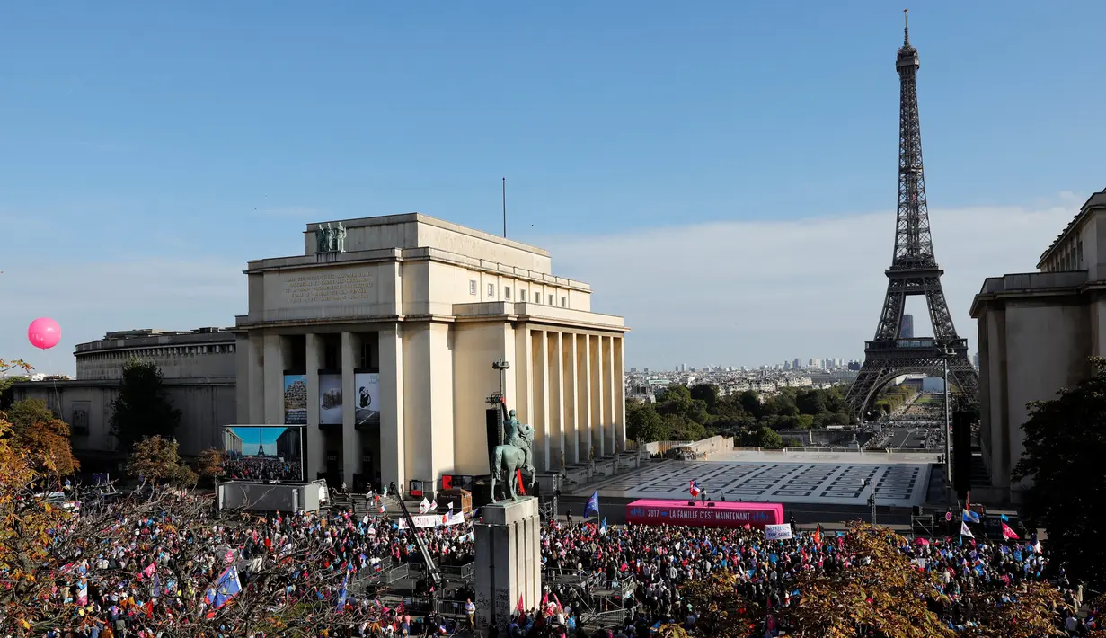 Pendemo memadati tempat berlangsung unjuk rasa di Paris, Prancis, Minggu (16/10). Demonstrasi ini dilakukan menjelang pemilihan presiden tahun depan agar isu kebijakan pernikahan sesama jenis bisa kembali dicabut. (Reuters/ Benoit Tessier)