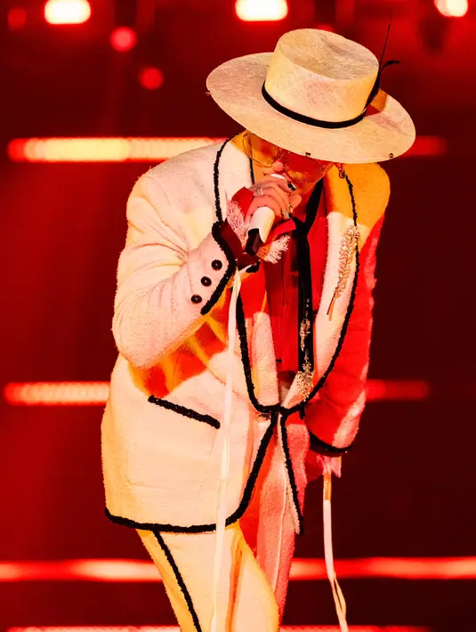 Dan yang paling mencuri perhatian ialah bros yang dikenakan di salah satu sisi jas GD. Bros tersebut dari Chanel  terbuat dari emas putih 18 karat dan berlian. Bros terinspirasi dari desain bros asli yang pertama kali diciptakan oleh Gabrielle Chanel pada tahun 1932 untuk koleksi “Bijoux de Diamants”, lalu didesain ulang khusus untuk acara Biennale des Antiquaires. [Dok. CHANEL]