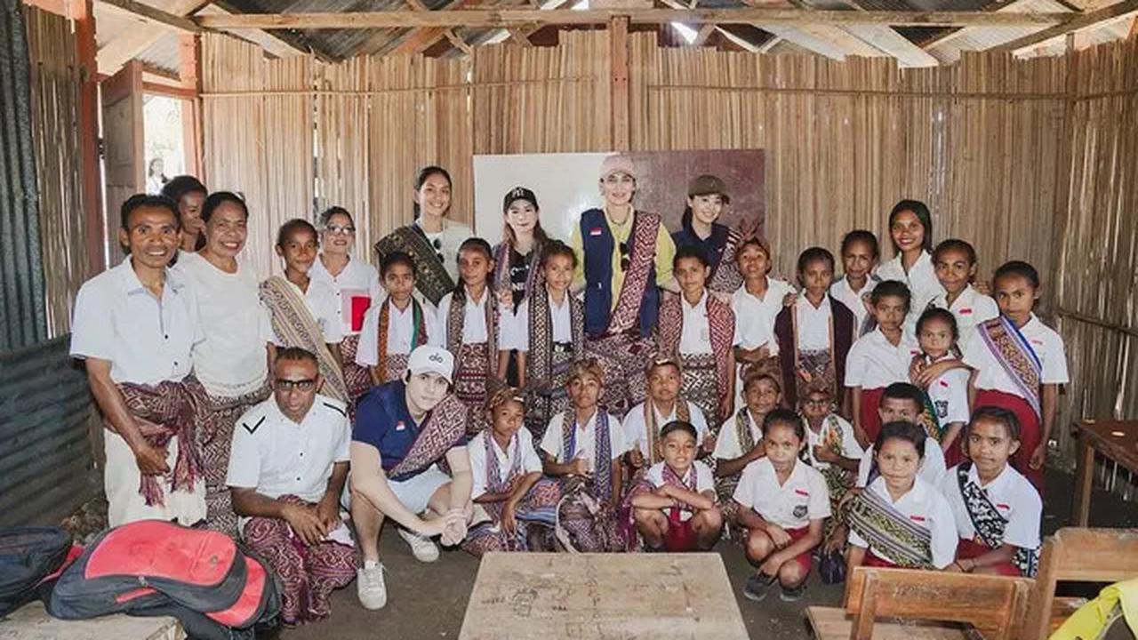 7 Potret Luna Maya dan Maxime Bouttier di Kupang, Beri Bantuan Gedung Sekolah