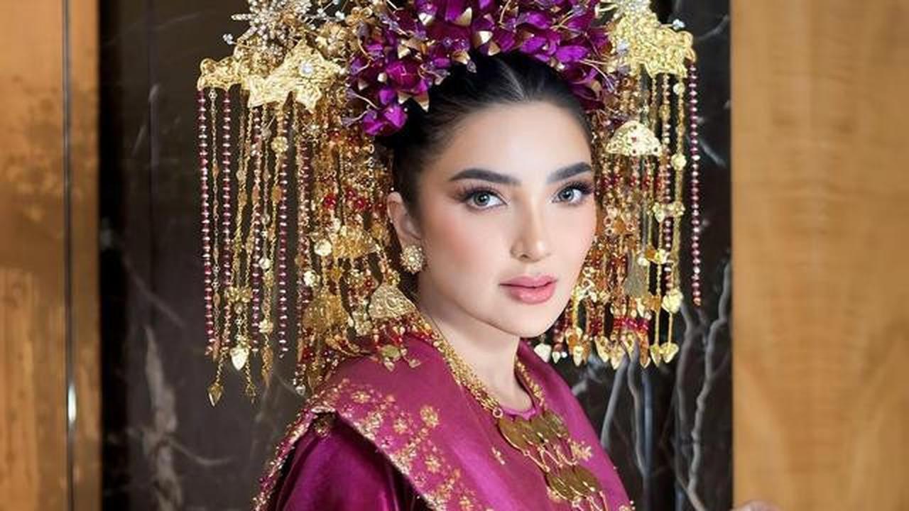 9 Potret Ashanty Pakai Baju Adat Palembang dengan Detail Mewah, Auranya Elegan