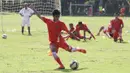 Striker muda Persija, Aldy Al-Achya, melatih akurasi tendangan saat latihan di Lapangan Villa 2000, Tangerang, Selasa (3/5/2016). (Bola.com/Vitalis Yogi Trisna)