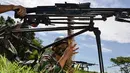 Prajurit TNI memasukan peluru saat mengikuti latihan menembak di Mata Ie, Aceh Besar, Aceh, Selasa (11/6/2019). Latihan ini untuk menjaga keutuhan negara dari ancaman serta gangguan baik dari dalam maupun luar negeri. (AFP Photo/Chaideer Mahyuddin)