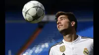 Lucas Silva menunjukkan aksinya saat diperkenalkan Real Madrid di Santiago Bernabeu, Madrid, Senin (26/1/2015). (AFP Photo/Pierre P Marcao)