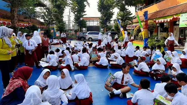 Akademi Televisi Indonesia (ATVI) dan Yayasan Pundi Amal Peduli Kasih (YPP) SCTV Indosiar menggelar literasi media di dua Sekolah Dasar (SD) yakni SDN 01 dan SDN 03 Serdang, Kemayoran, Jakarta Pusat. Dok: ATVI